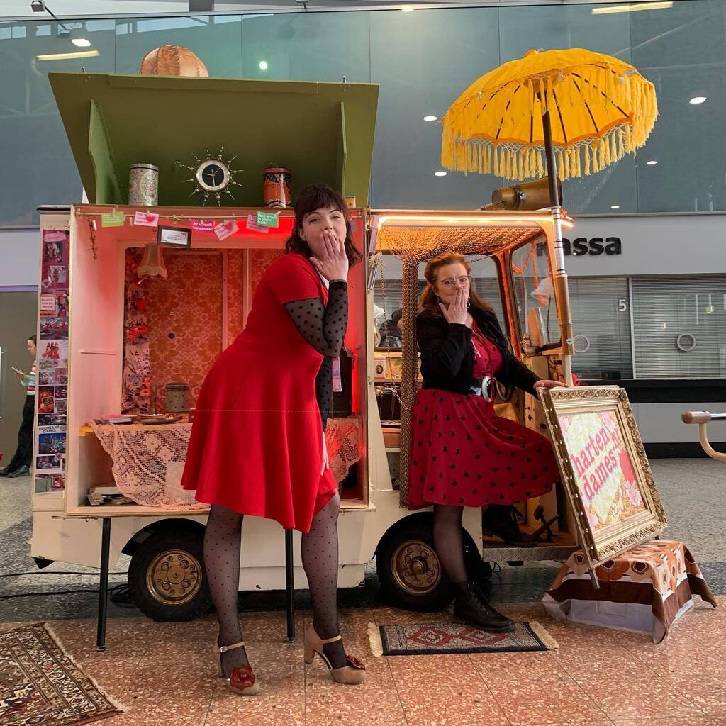 livecomnl's tweet image. Wat is het leuk @eventsummitnl 
Bij de ingang wordt je al hartelijk ontvangen door de @hartendames. Een goed begin is tenslotte het halve werk! 

#beurs #acteurs #livecommunicatie instagr.am/p/Cpkbg3roqRq/