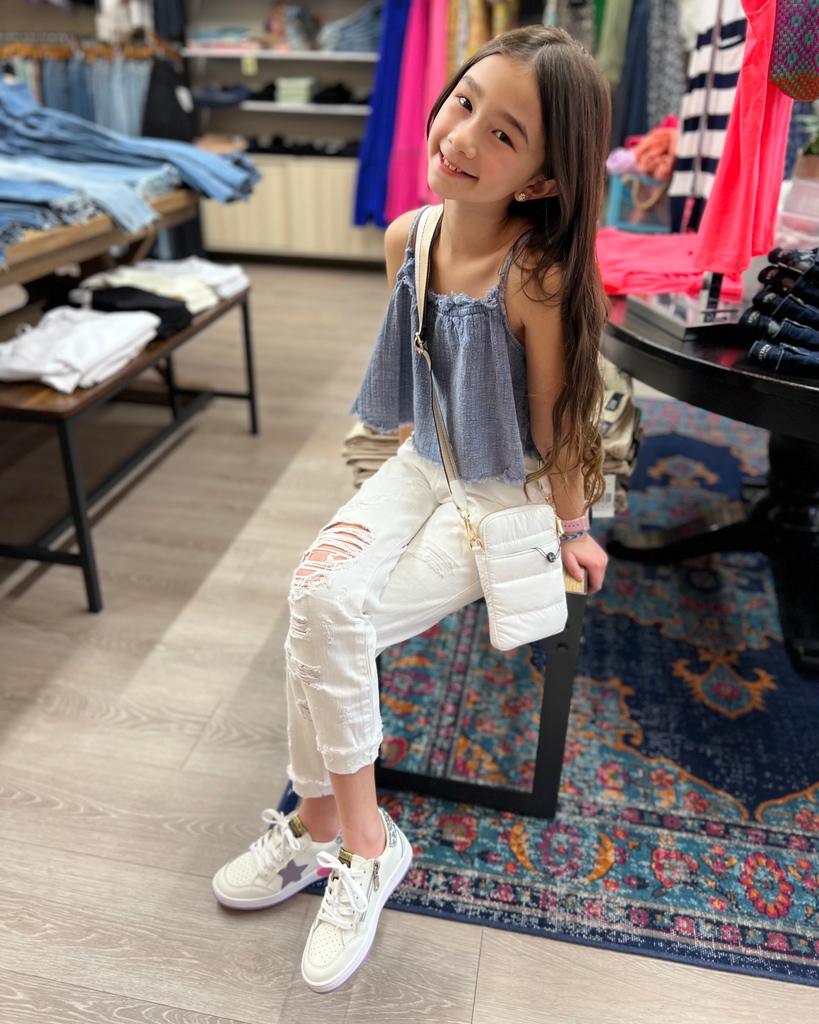 bluestarbazaar's tweet photo. This outfit has a great vibe from head to toe!  Check out our tween assortment for girls in size 8 to 16.
.
.
#tweenstyle #tweenfashionista #tractrjeans #vintagehavanakids #wiltonct #westonct #westportct #ridgefieldct #reddingct #darienct https://t.co/oMtTGrfVaB