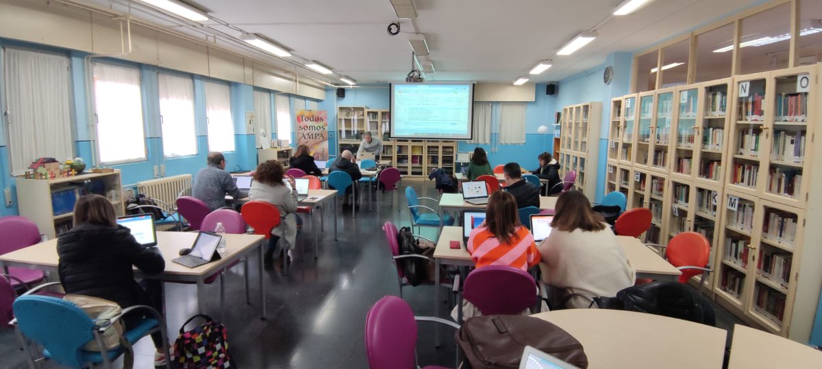 Para mejorar la competencia digital del alumnado, profesorado y familias, en el IES Octavio Cuartero realizamos talleres formativos como el que tuvo lugar el pasado lunes en el que nuestro dinamizador digital docente nos explicó las opciones avanzadas de Educamos #CLM,