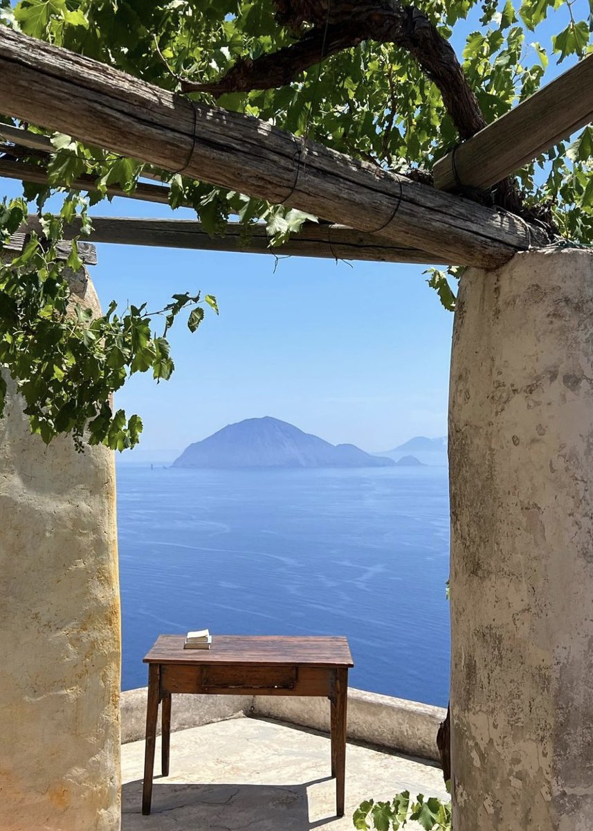 herintheroom's tweet image. Le bleu et rien d’autre que le bleu