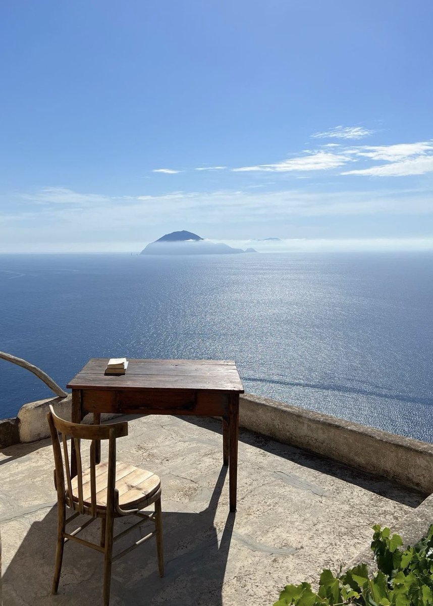 herintheroom's tweet image. Le bleu et rien d’autre que le bleu