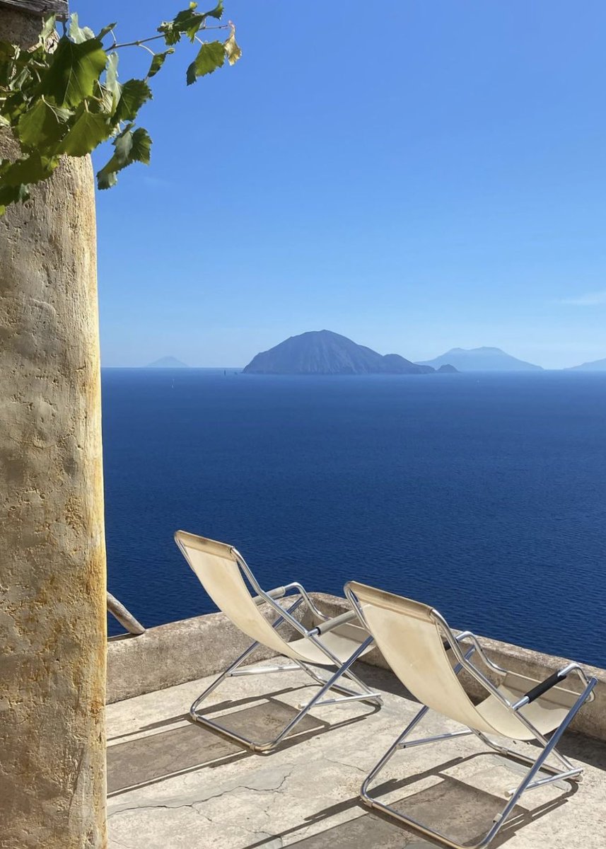 herintheroom's tweet image. Le bleu et rien d’autre que le bleu