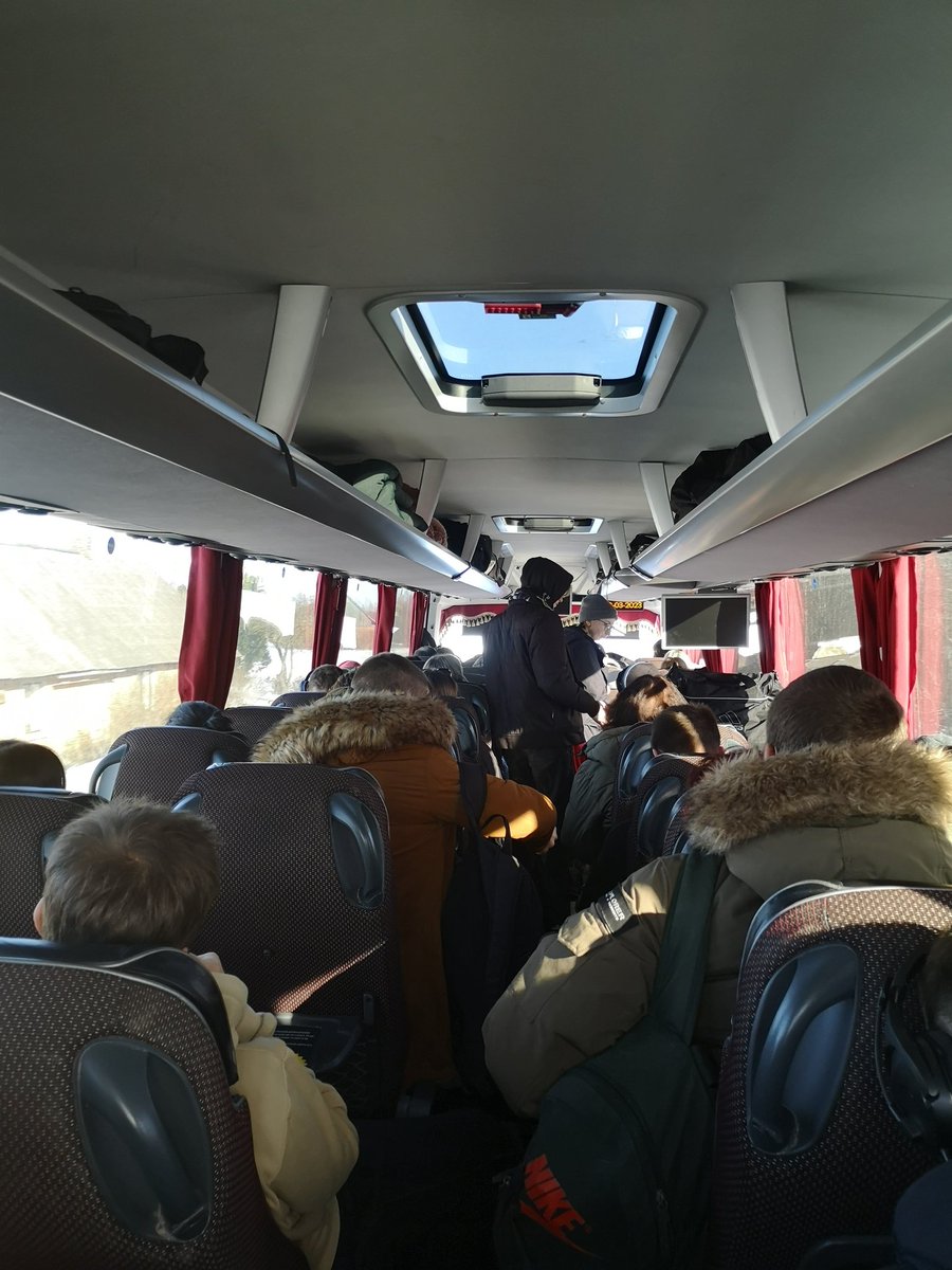 Timson_'s tweet image. Uz Daugavpili vilciens iet četras reizes dienā. Uz Liepāju divas reizes nedēļā. Kad nedēļā jāizbrauc 880km un jāpavada 14h pārpildītajā autobusā tad var izjust fiziski ačgārnu transporta politiku valstī!!! #vilcienuLiepājai @Sat_Min