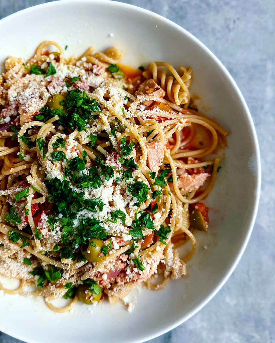 SlimmingWorld's tweet photo. In the mood for a speedy supper 😋? We have plenty of quick and #EasyRecipes in our #SWFastFeasts recipe book. Johdi (joey_slimming_world on Instagram) has whipped up three of her favourites and don’t they look delicious 😍. Members, pick up a copy 👉: https://t.co/g476RA8Sgd https://t.co/Bto5bwlBOC