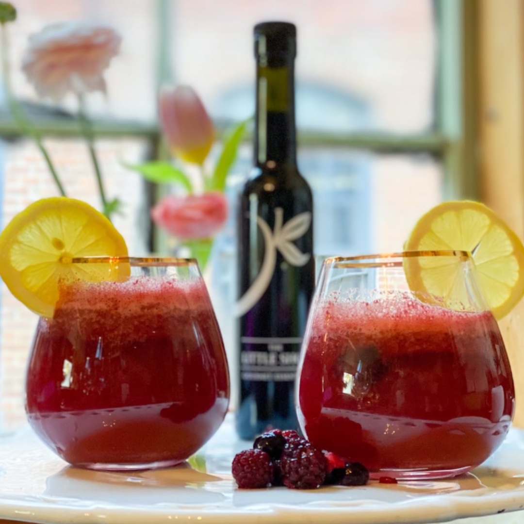 🍓One of my favorites...I make these all the time!  Berry Fizz Spritzers...switch this recipe with your favorite fruit...Spring is almost here!

Get the recipe 👉 shopevoo.com/blogs/cocktail…

#allaboutfranklin #oliveuscook #shopevoo #spring #berrydrink #sprizit #springiscoming