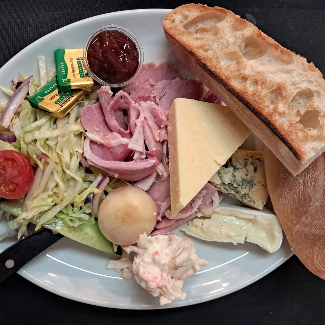 Ploughmans, Classic 🤤

#pubgrub #thehappycheese #ploughmans #southamptonpubs