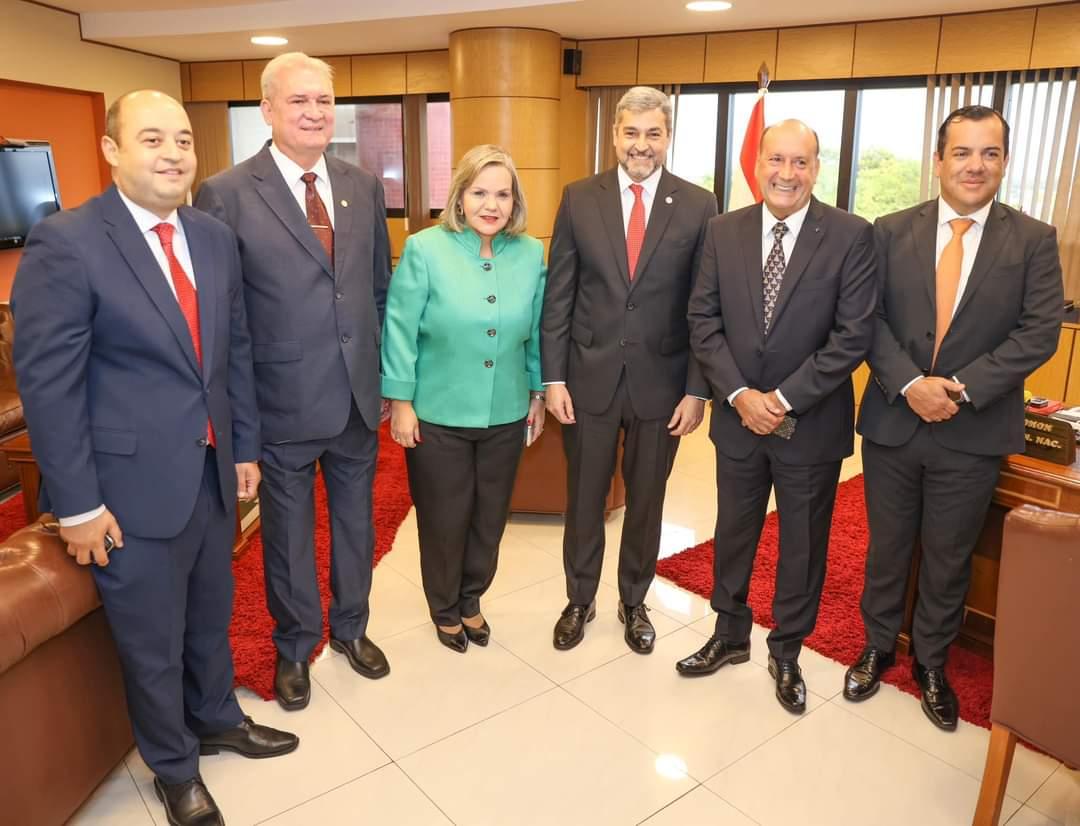 agparaguay's tweet photo. El pdte de la República @MaritoAbdo el pdte del Senado @cachitosalomon el nuevo Fiscal Gral Emiliano Rolón, los senadores @liliansamaniego @ArnaldoFrancoPY @ro_friedmann acompañaron a Salomón antes del acto de juramento https://t.co/gVvQSDdRgB