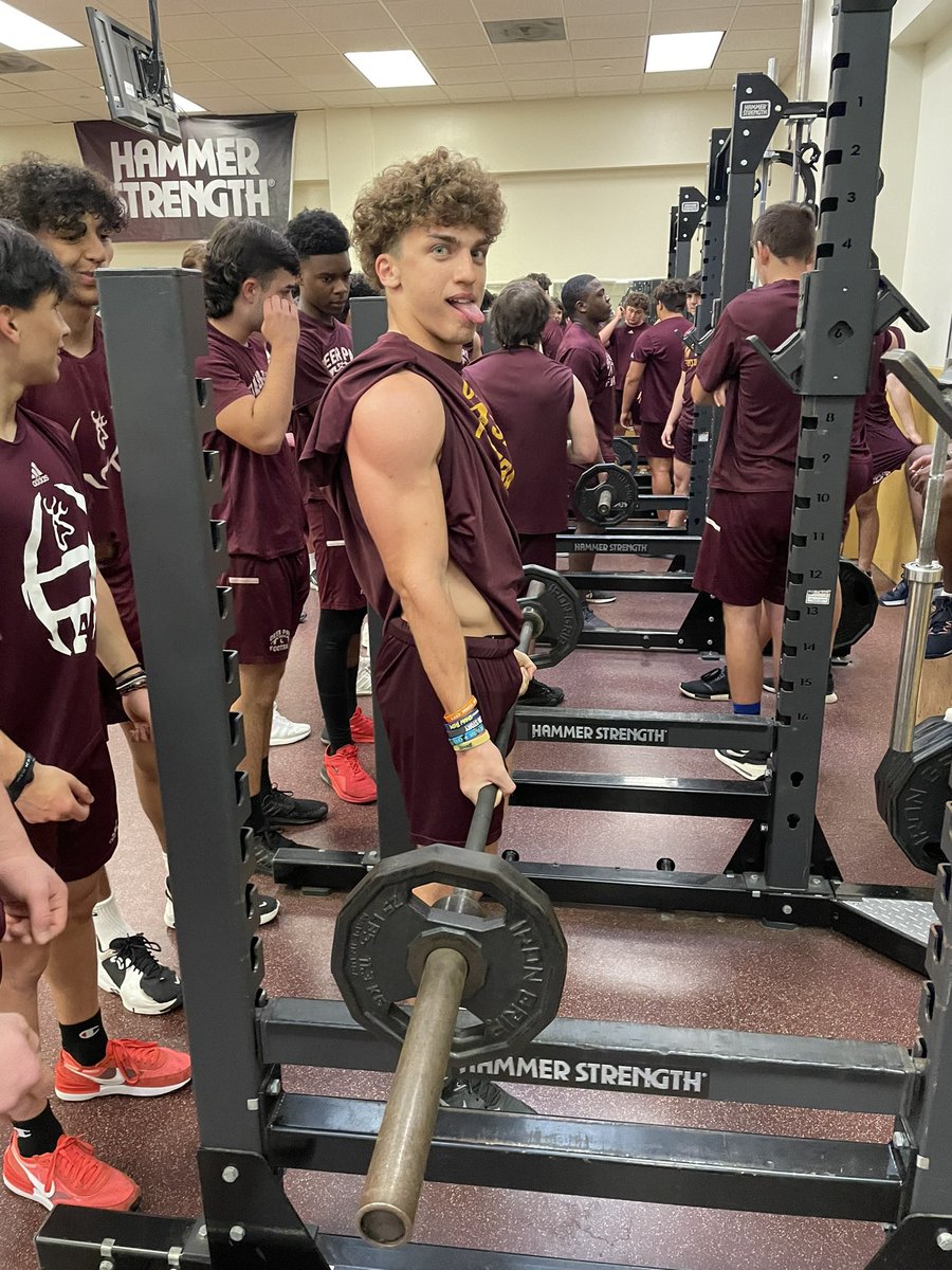 Suns out guns out brought to us by Coach Ramsey! Annual spring break pump ✅☀️💪🦌

#OurTime #PartyAtThePark | @DP_Strength @adam_white2025 @keagan_pate @Ethanchavez06 @HaydenSmith1513