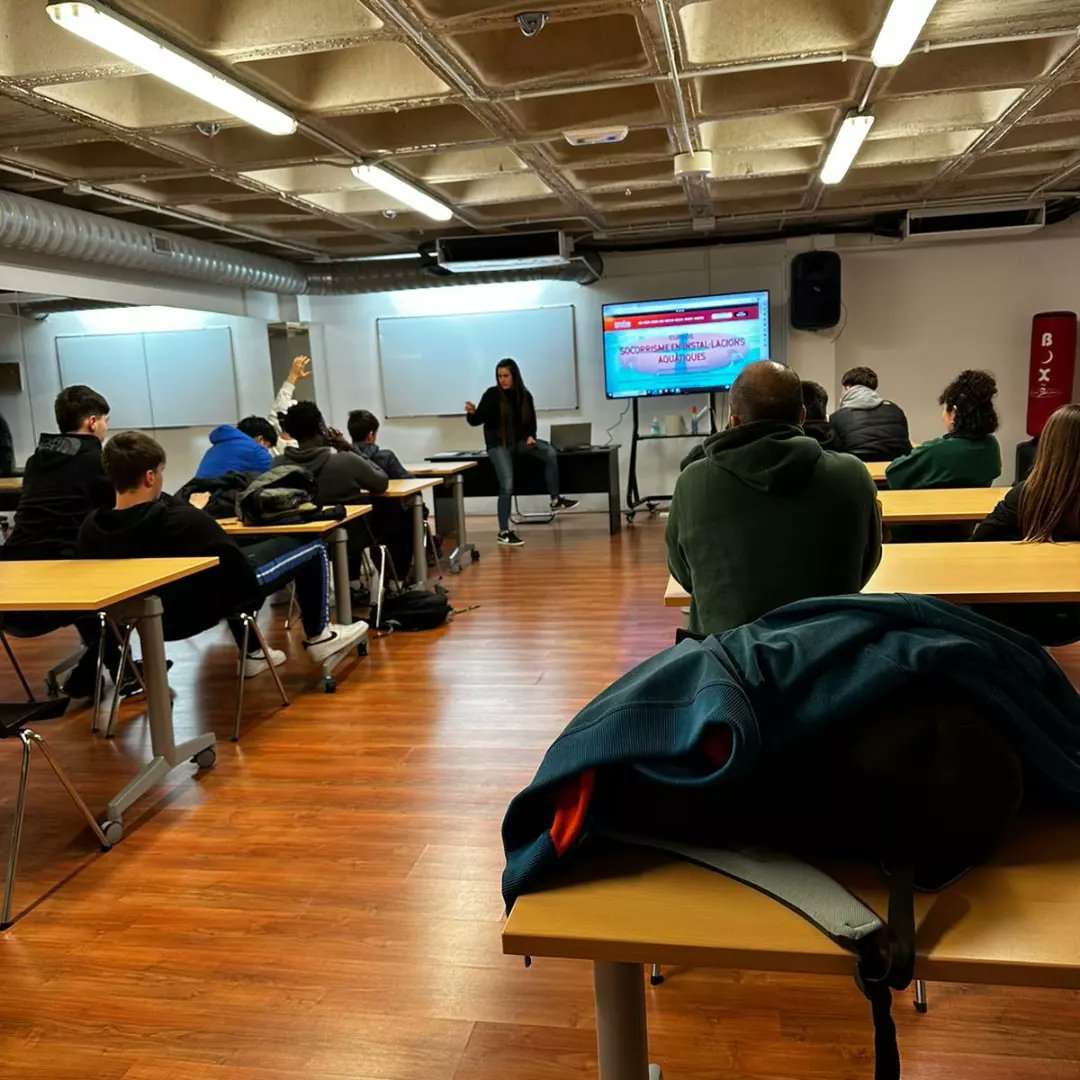 UECPNOLLEIDA's tweet photo. Avui els alumnes de 4t han visitat les instal·lacions del gimnàs Royal i han conegut de primera mà les opcions formatives i certificats de professionalitat que es poden fer dins de Royal Formació. #alauecfemcoses @royal_lleida @royalescolaformacio @associacioprosec @educaciocat https://t.co/DOZg7ktPqd