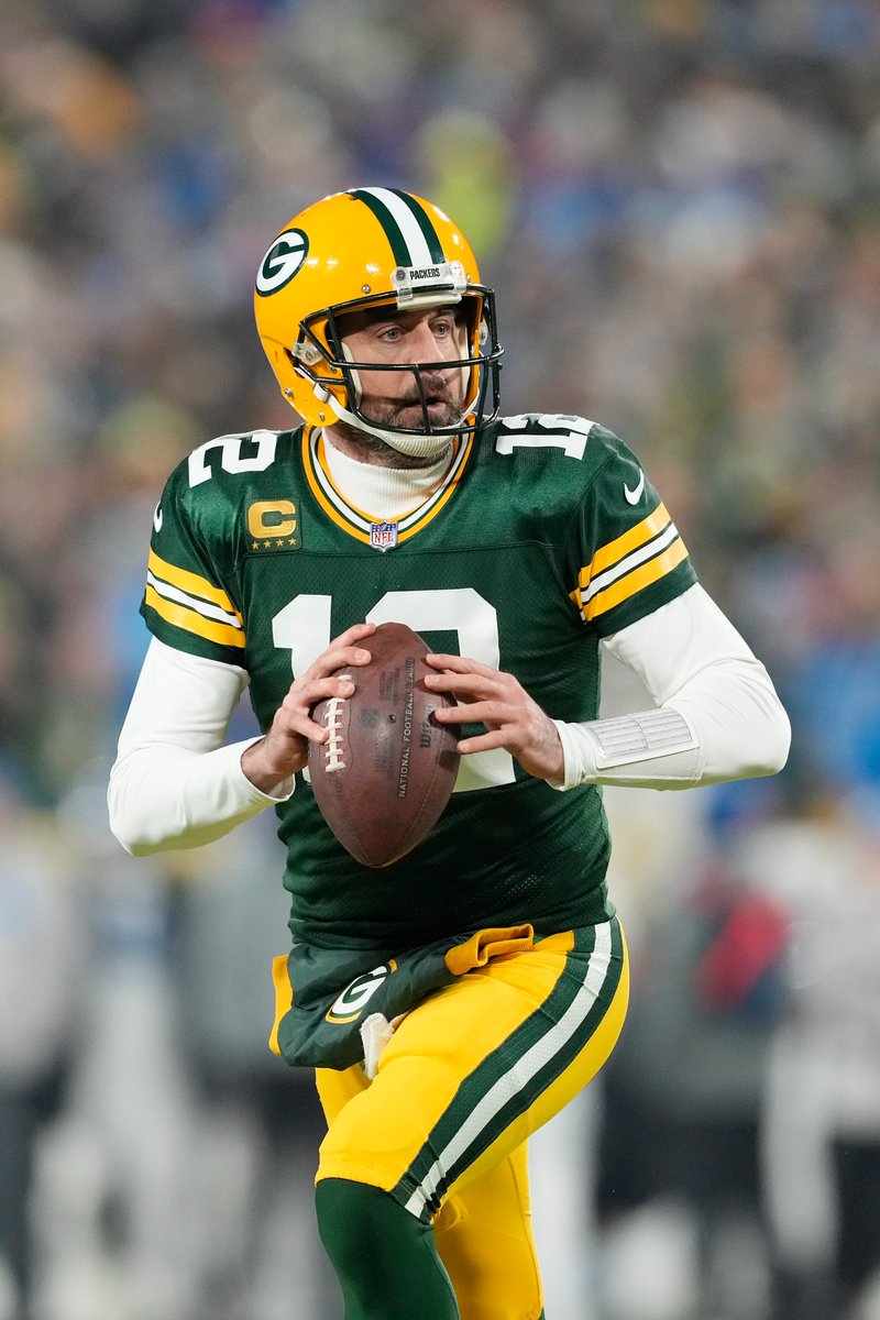 BleacherReport's tweet photo. The Jets are optimistic they're 'on the brink' of landing Aaron Rodgers, per @diannaESPN https://t.co/zbA2KivmnD