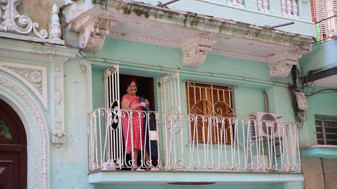 SarahMorenoENH's tweet photo. 250,000 cubanos dejaron su país en los últimos 18 meses. Cada uno de ellos dejó padres, abuelos, hermanos mayores, y también hijos que a veces cuidan los abuelos. La dura situación de envejecer en #Cuba puedes expresarla con #arte
https://t.co/fBByWJGEof https://t.co/lPuha8yVBd