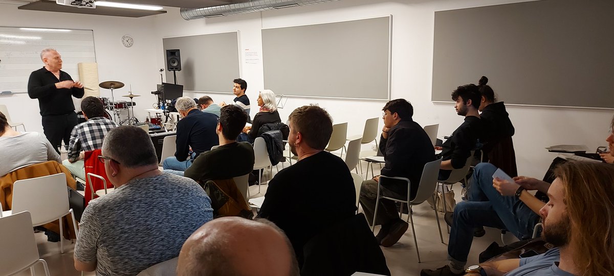 luisarbuniel's tweet photo. Gordon Vernick fent una masterclass de trompeta en la SuperWeek del @tallerdemusics que s'està portant a terme durant aquesta setmana a les nostres instal.lacions de la 3a planta de la @bibcanfabra @BCN_SantAndreu https://t.co/lLDTRm3BYn