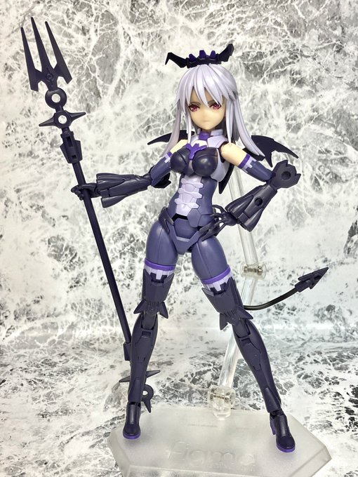 30MSネヴァリア組んだのですよ。クール系お姉様かと思ってたら八重歯キャラで一気にチョロそうに。でもエッチだよ😳しかし肘と手首の関節パーツはめ合わせるのが小さい上にやたら固いので大変だった…素材変わったっぽい? 