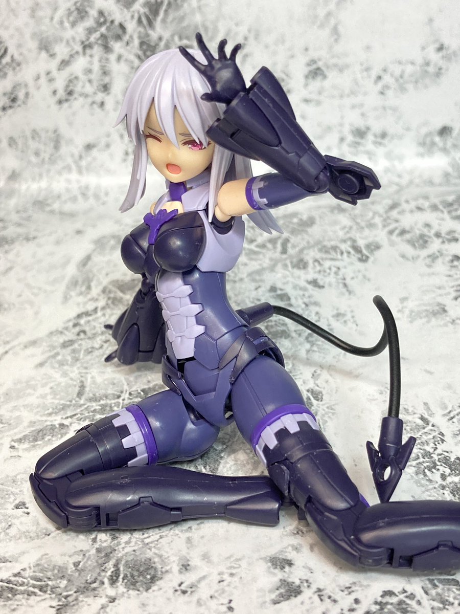 30MSネヴァリア組んだのですよ。クール系お姉様かと思ってたら八重歯キャラで一気にチョロそうに。でもエッチだよ😳しかし肘と手首の関節パーツはめ合わせるのが小さい上にやたら固いので大変だった…素材変わったっぽい? 