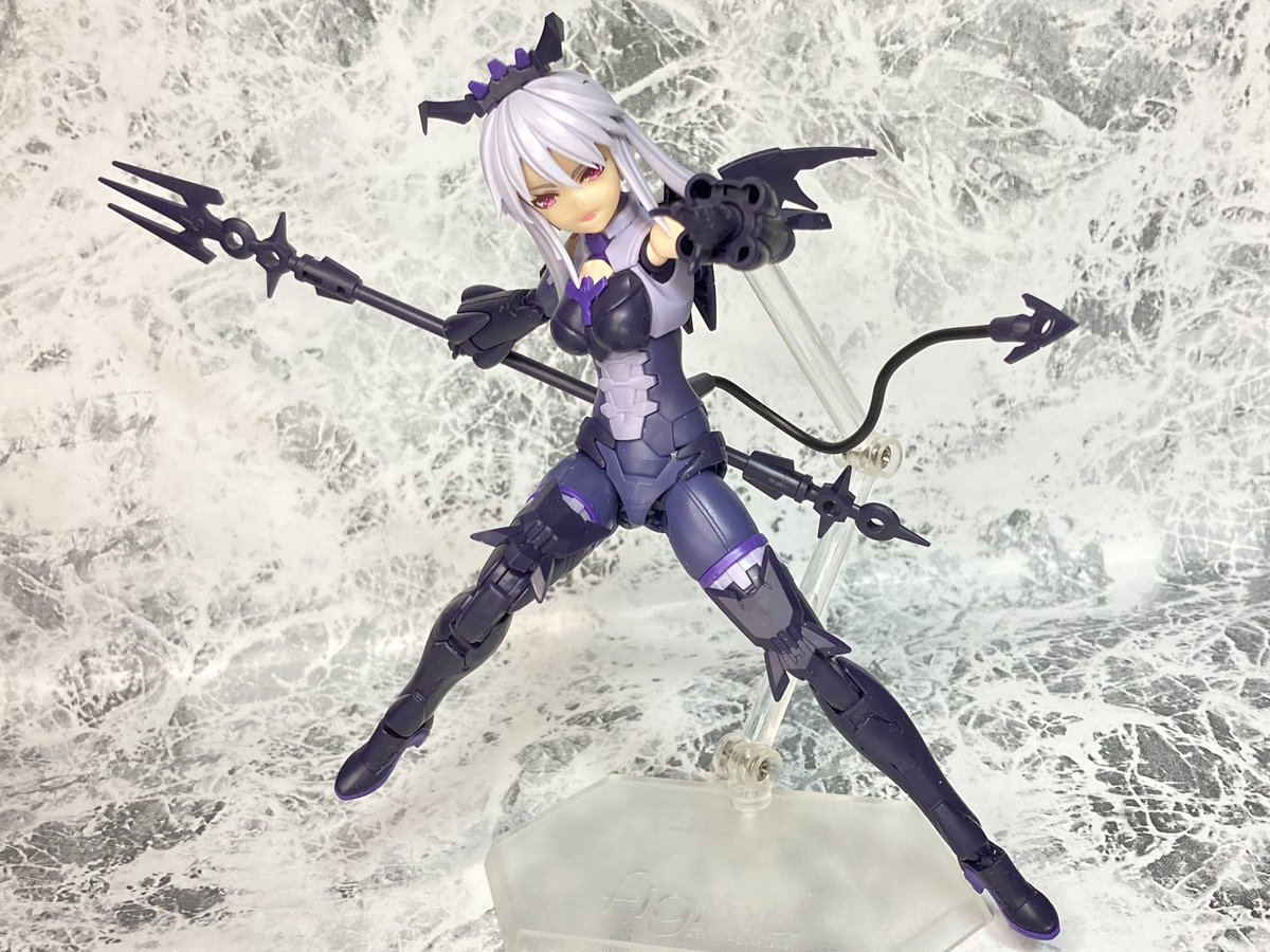 30MSネヴァリア組んだのですよ。クール系お姉様かと思ってたら八重歯キャラで一気にチョロそうに。でもエッチだよ😳しかし肘と手首の関節パーツはめ合わせるのが小さい上にやたら固いので大変だった…素材変わったっぽい? 