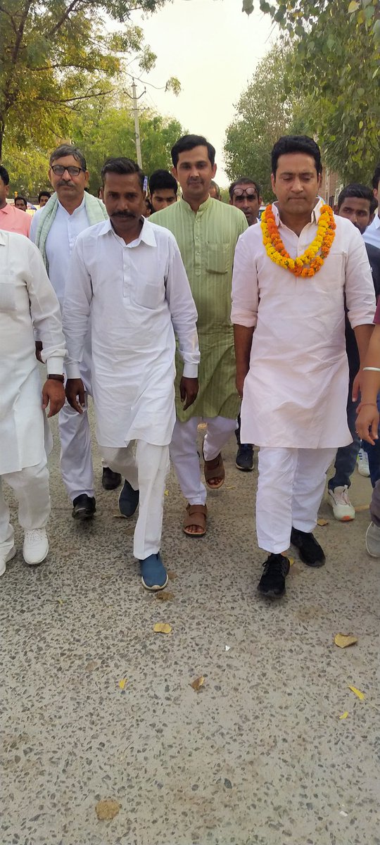 Kanhaiyalal885's tweet photo. आज सासंद @RahulKaswanMP राजगढ सादुलपुर के मुख्य बाजार मे होली की रामा श्यामा करते हुए #picofthaday https://t.co/Ol0F3QGksQ