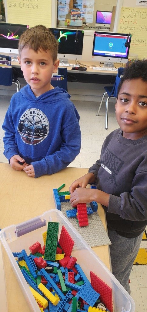 WPSSicomac's tweet photo. The first graders' lego challenge of the week was to build a Lego airplane with a spinning propeller. Students even built runways and landing pads for their planes. #earlyengineering #designprocess #stem #sicomactech https://t.co/FADe9ZmILG