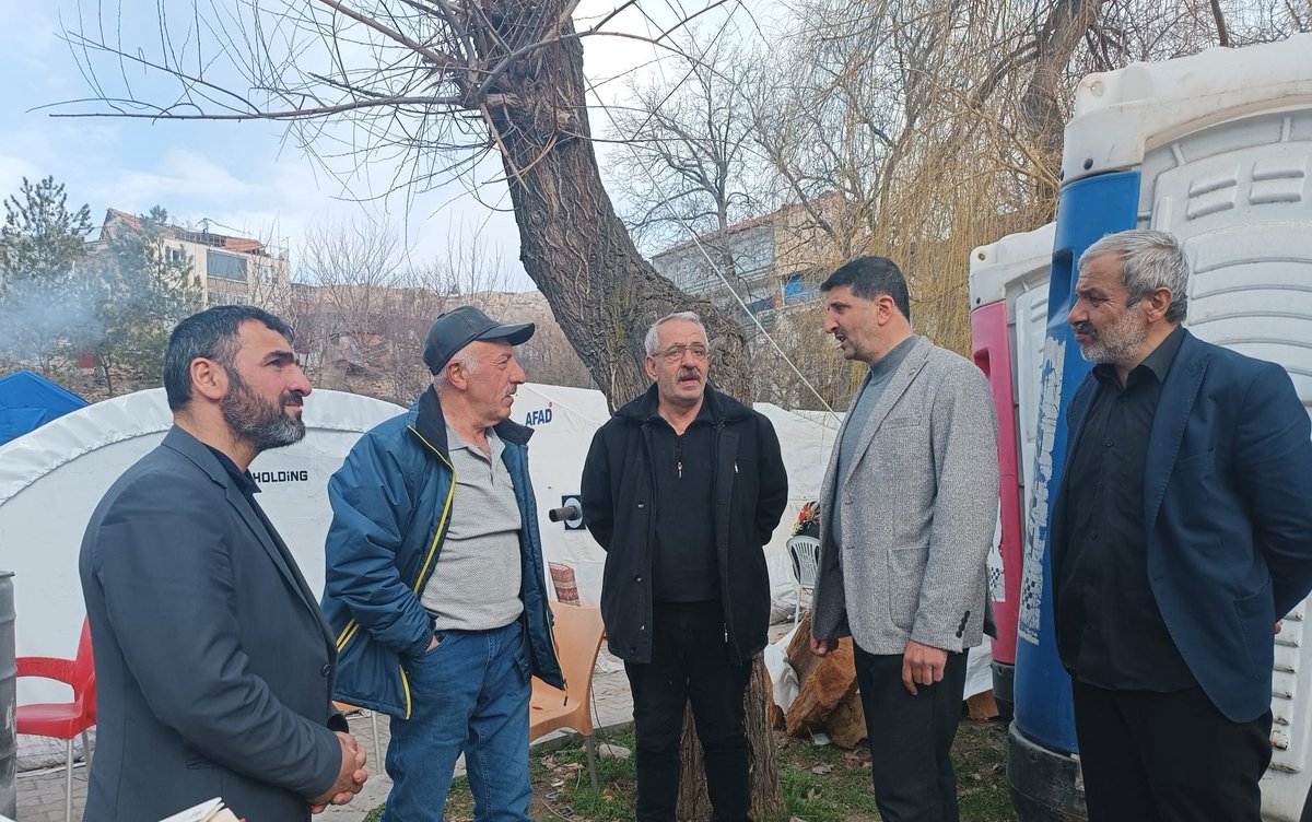 HudaPar_Malatya's tweet photo. İl Başkanımız M. İlker Dönmezer, beraberindeki heyet ile Yeşilyurt ilçe merkezinde çadır kent ve esnaflarımızı ziyaret etti. Depremden etkilenen vatandaşlarımızın sorunlarını dinledi. https://t.co/wzmRzAavSa