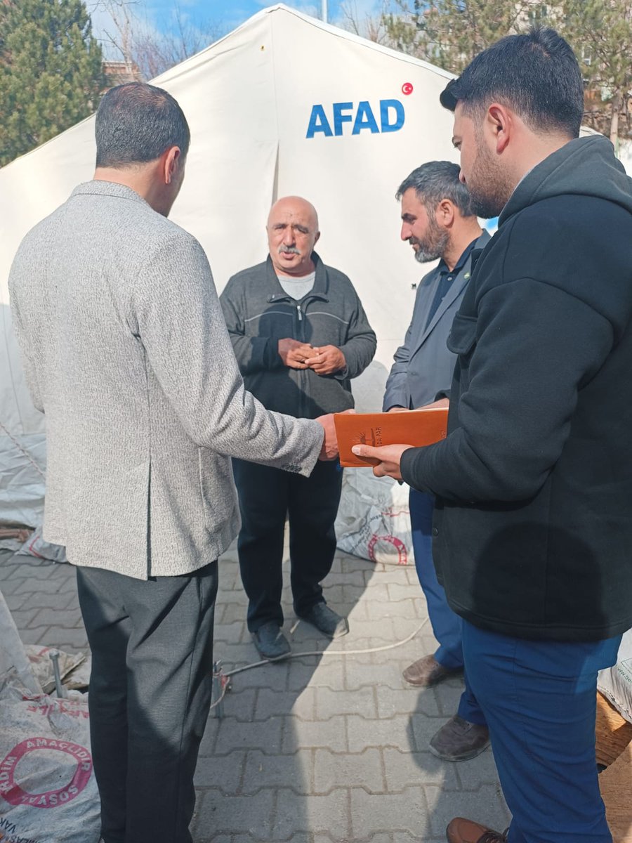 HudaPar_Malatya's tweet photo. İl Başkanımız M. İlker Dönmezer, beraberindeki heyet ile Yeşilyurt ilçe merkezinde çadır kent ve esnaflarımızı ziyaret etti. Depremden etkilenen vatandaşlarımızın sorunlarını dinledi. https://t.co/wzmRzAavSa