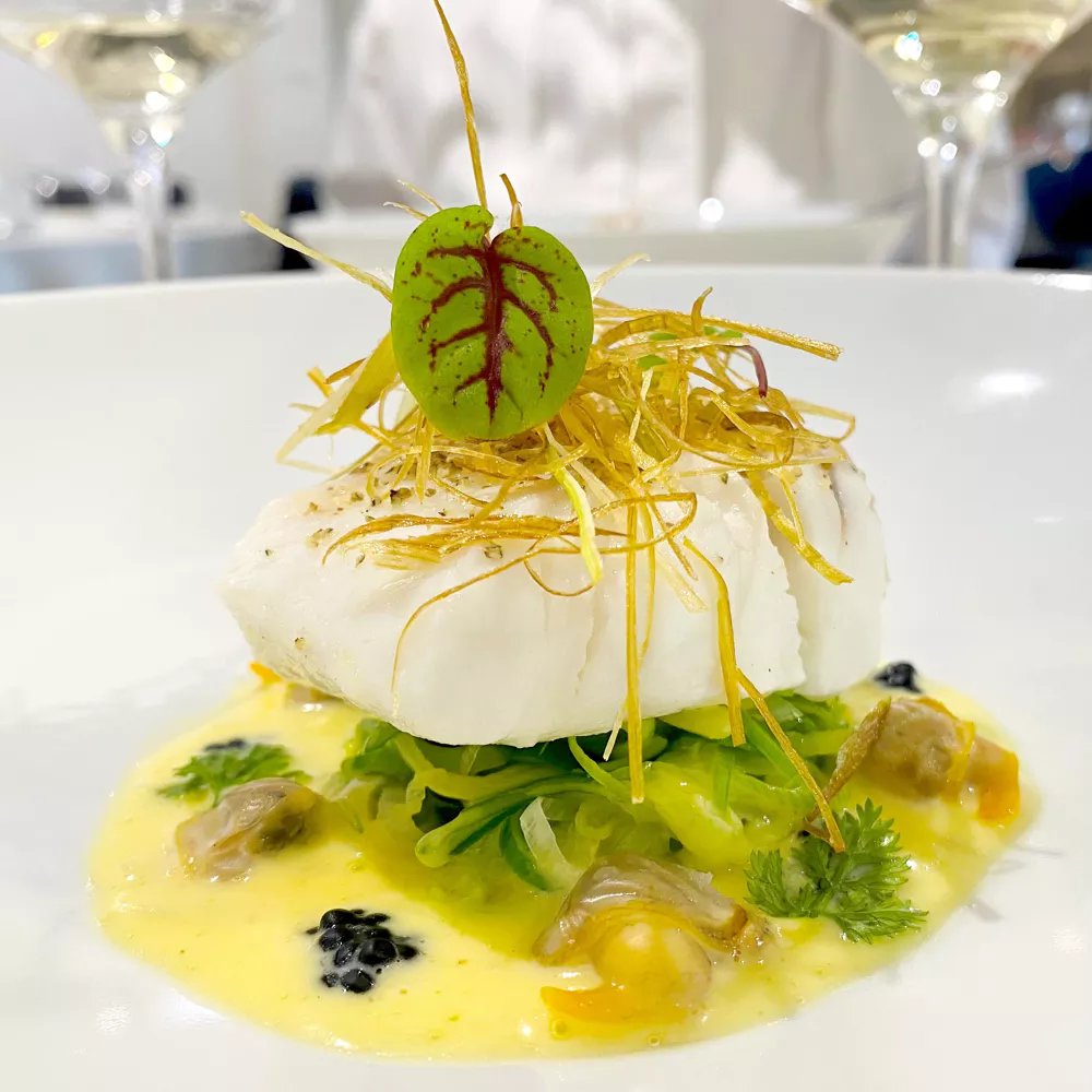 Remeli_'s tweet image. J'ai trouvé un resto présent dans le guide Michelin qui propose un menu le midi : entrée plat dessert pour 23€ et ça a l'air incroyable ?

Ceux qui habitent vers Lorient vous devez aller tester je vais savoir si c'est bon 

📌 Le Tire Bouchon 45 Rue Jules le Grand, 56100 Lorient