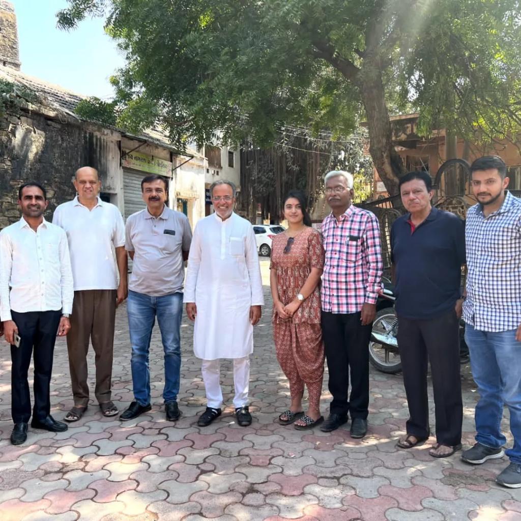 arjunmodhwadia's tweet photo. શ્રી જલારામ પદયાત્રા સંઘ દ્વારા સતત 14માં વર્ષે પોરબંદરથી વીરપુર પદયાત્રાનું આયોજન કરવામાં આવ્યુ છે, ત્યારે આજે પદયાત્રીઓ સાથે  વરવાડા મુકામે મુલાકાત લઈને શુભેચ્છા પાઠવી, તેમજ સુંદર આયોજન માટે આયોજકોને અભિનંદન પાઠવ્યા. https://t.co/XNewNBFbrj
