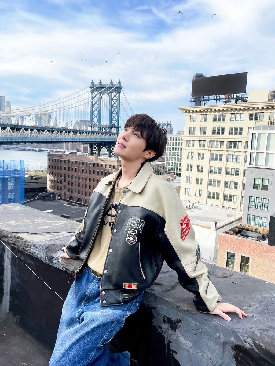 [📸] j-hope created a moment on Weverse 23.03.09

“I'm so touched.💜 I'm very proud that it was a present for you guys.💜

Thank you for always trusting me and listening, and I will continue to research and study and let you hear better music.

I love you! 

-your hope-”