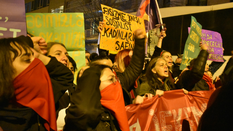 ✍️Çiçek Otlu yazdı | Sokakları Yasaklayamazsınız, Hesap Vereceksiniz! 

🔹 8 Mart'ta sokaklara çıkarak erkek-devletin yasaklarını tanımadığımızı, bizi yok sayan, katleden, ötekileştiren bu erkek egemen rejimi yıkacağımızı bir kere daha göstermiş olduk.

➡️bit.ly/3l2iMue