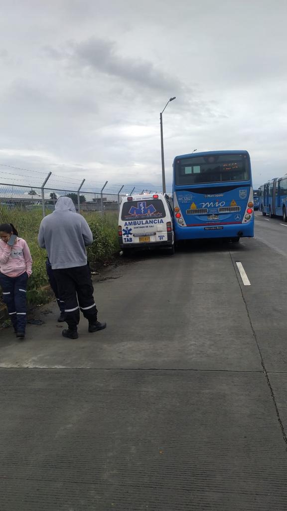 METROCALI's tweet photo. Lamentamos informar que los actos de irresponsabilidad a la hora de conducir continúan sucediendo este jueves. A las 8:45 a.m. se presentó un accidente dentro de la Terminal Aguablanca, donde otra ambulancia ingresa a este espacio exclusivo para los usuarios👥️ y buses del MIO🚌 https://t.co/mqzM1ANgeJ