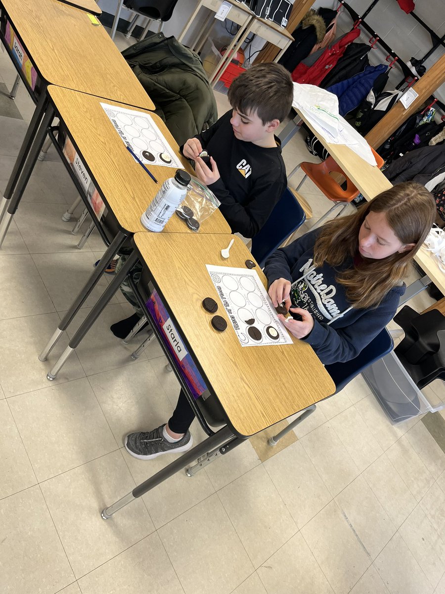mrssmithsclass8's tweet photo. @Oreo thanks for helping us learn about the phases of the moon! #WCDSBawesome https://t.co/B4xDhbS2qR