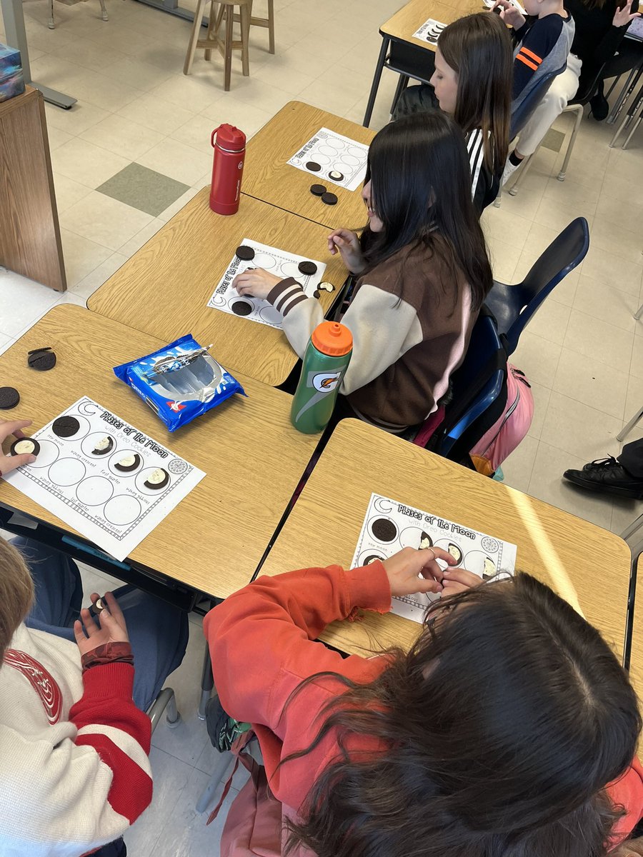 mrssmithsclass8's tweet photo. @Oreo thanks for helping us learn about the phases of the moon! #WCDSBawesome https://t.co/B4xDhbS2qR
