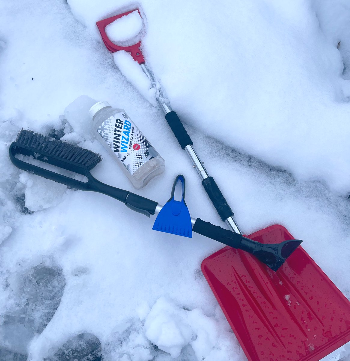 ben999responder's tweet image. Certainly been a #wintery day, are ready for the next snow ❄️ fall event with parts of UK expecting more snow. Do you have a #winterkit #winterdriving to protect yourself and vehicle ❓Remember to clear ALL snow off including the roof. @RoadSafeLeics @dharford79 @LeicsCountyHall