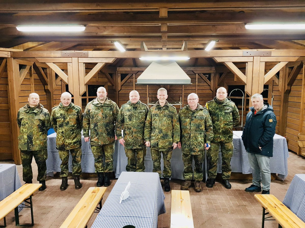 Zu Gast in #Bydgoszcz Der Bezirksvorsitzende Berlin-Brandenburg Frank-Udo Reiche besuchte die Kameradschaft des Joint Force Training Centre in Polen und tauschte sich zu aktuellen Themen aus. Danke an alle für den guten Austausch auf allen Ebenen. Wir der <a href="/DBwV/">BundeswehrVerband</a> im Osten.