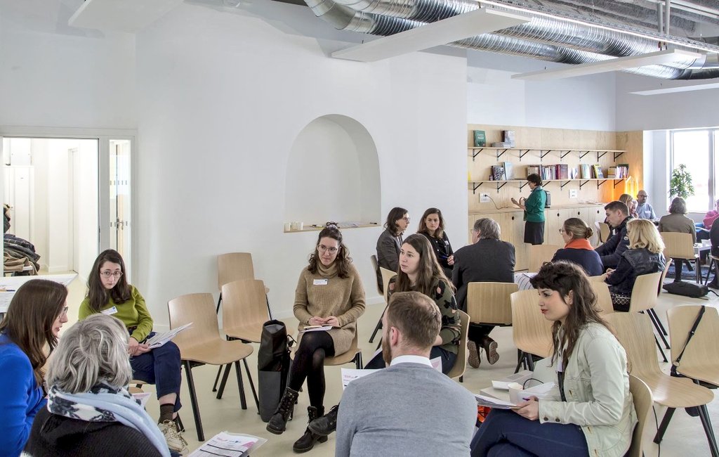agathebinnert's tweet photo. 2/3
Ouvert à tous 5/7, le lieu ressource transfrontalier proposera un programme d’animations récurrent : ateliers interculturels, visites d’entreprises 🇩🇪 &amp; 🇨🇵, labos d’idées, expo interactive sur les métiers en tension du territoire Strasbourg-Ortenau, afterworks employeurs ... https://t.co/HGsqjhtmJY