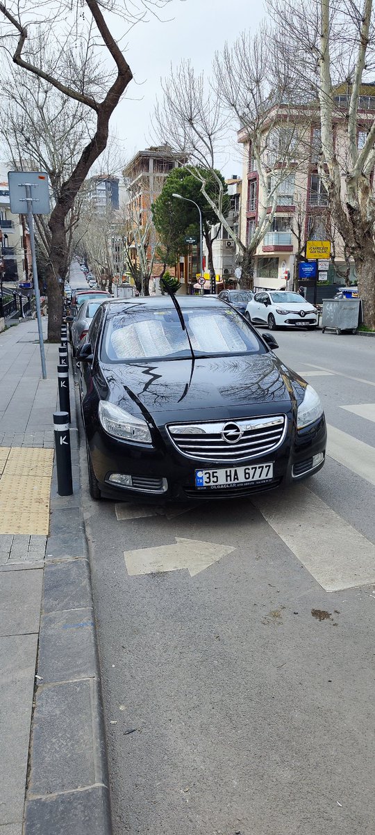 Burası bir anaokulu önü, çocukların guvenligi için yaptirilan engelli rampasi ve yaya geçidi Polise ihbar ettik. Cekiciye ihtiyacimiz var polis ve trafik ilgilenmiyor. Kime soylemek lazim kac kere aramak lazım. Polisin ilgisizliği gerçekten üzücü 

<a href="/EmniyetGM/">Türk Polis Teşkilatı</a> <a href="/istanbul_EGM/">İstanbul Emniyet Müdürlüğü</a>