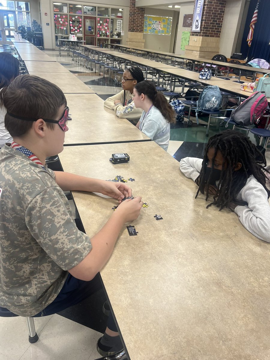 Communication is key! <a href="/CSMS_Huskies/">Carolina Springs Middle School</a> in 6th grade students in Leadworthy are using their communication skills to instruct others how to solve a puzzle: #WICOR #huskiespulltogether #handsonlearning