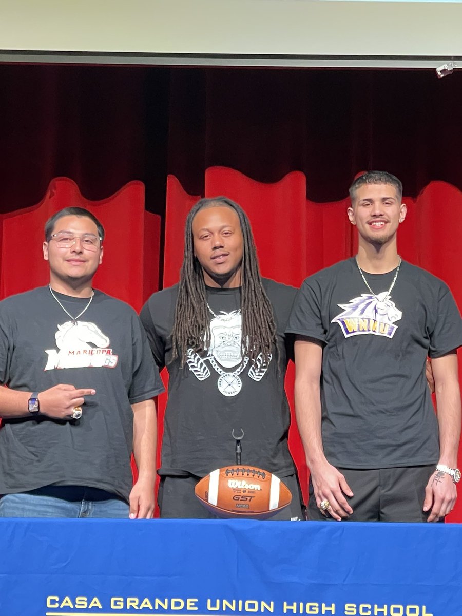 CguhsFootball's tweet photo. Last night two of our seniors were recognized for their college commitments‼️Tino Espinoza signed with @MaricopaMustang and Alex Ybarra signed with @WNMUFootball Very proud of these two young men for the way they represented their families, community, &amp; Cougar Football🤝 https://t.co/LIHw4nGMP0
