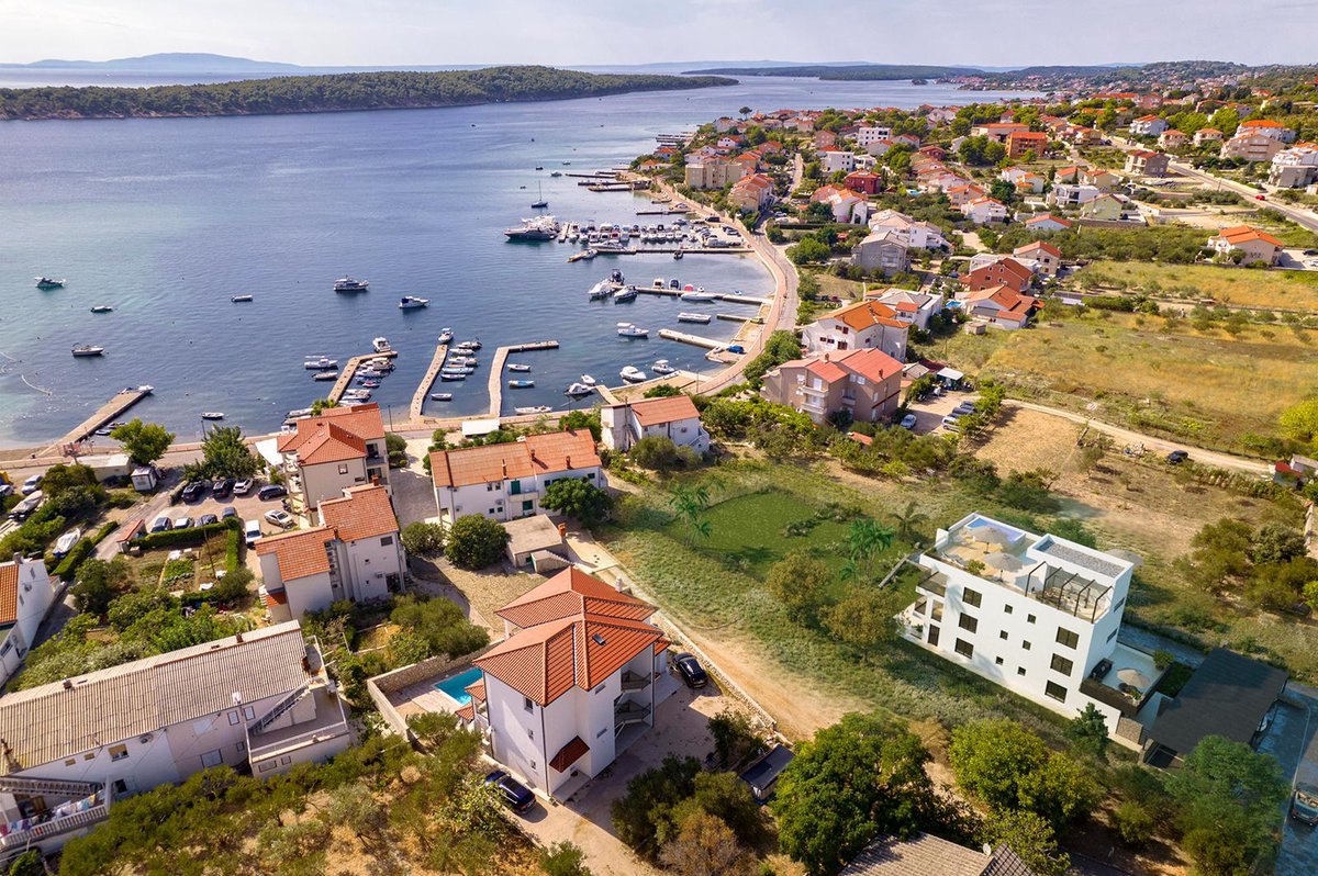 IshiharaTrading's tweet photo. Spouštíme prodej nového projektu na ostrově RAB v Chorvatsku.  Velkorysá vila s celkem 3 apartmány na prodej, z toho jeden penthouse s luxusní soukromou terasou a bazénem na střeše. Vila nabízí absolutní soukromí. 
Více na  https://t.co/vwlQRhRJXD https://t.co/U7kLIjrnLt
