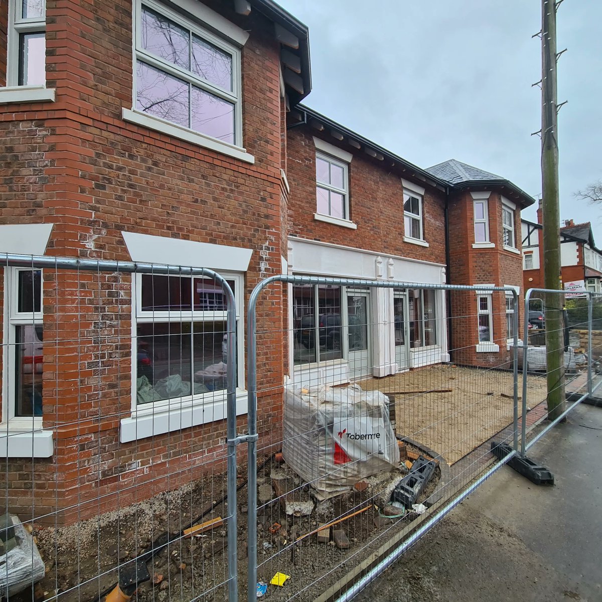 tfcproperty's tweet image. Out and about in snowy Hale today. The two new retail units on the former library on Leigh Road are almost complete. Please see the website buff.ly/2J4gPJh for more info