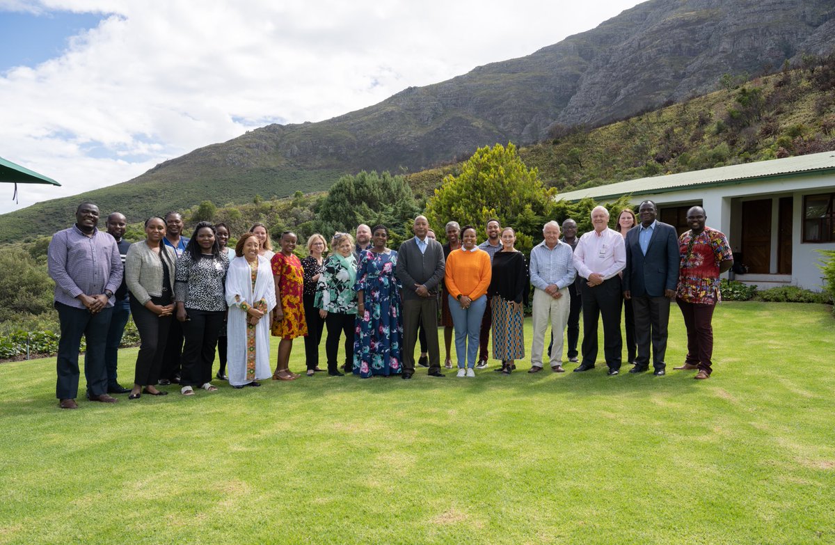 Proud, humbled and happy to have been interacting with these young prominent African #scientists ; their #leadership will be critical in shaping the #Africawewant #CalestousJumascienceleadership fellows , ⁦<a href="/SciforAfrica/">Science for Africa Foundation</a>⁩ ⁦<a href="/gatesfoundation/">Gates Foundation</a>⁩