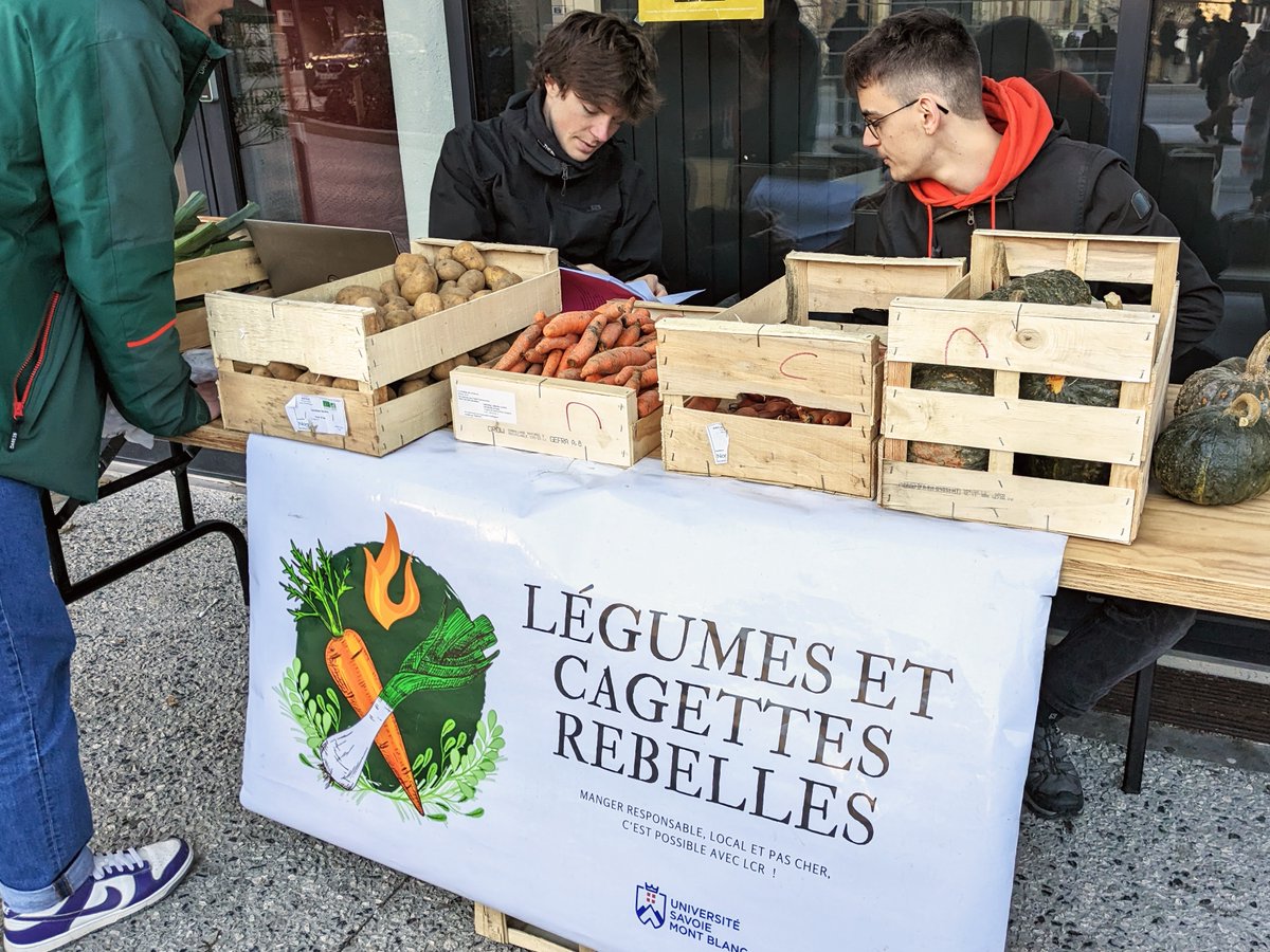 💚On lâche un cœur sur : l'association étudiante "Légumes et Cagettes Rebelles"

Tous les jeudis devant le <a href="/o79chambery/">o79chambery</a>, l'association distribue des paniers fruits et légumes à prix réduits pour les étudiants 👉kestudi.chambery.fr/2023/03/09/on-… #chambery