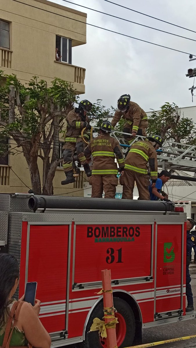A esta hora, <a href="/BomberosBquilla/">BomberosBarranquilla</a> rescatan a dos obreros que quedaron colgando en edificio de la calle 74 con carrera 48.
Fotos: <a href="/HaroldYanesR/">Harold Yanes Ropain</a>