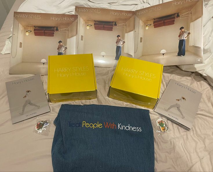 94fearlover's tweet photo. 🌍HARRY'S HOUSE VINYLS MERCH GIVEAWAY!!🌍

- RT to enter
- must be following
- worldwide
- ends April 2 https://t.co/vM63n5Ezmy