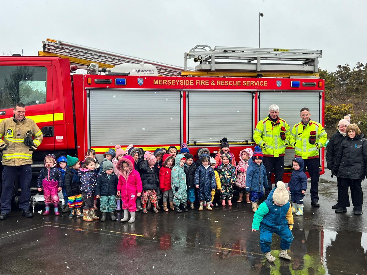 MissNesbitREMAT's tweet photo. We had special visitors in @ShoresideNur to help with our topic ‘people who help us’. Some firemen came to see us in their fire engine 🚒 We got to look at the truck and even got to hear the siren and see the flashing lights 👩🏽‍🚒 @Shoreside1234 @MrPowerREMAT @MissKnipeREMAT https://t.co/J7ZjqGfIng