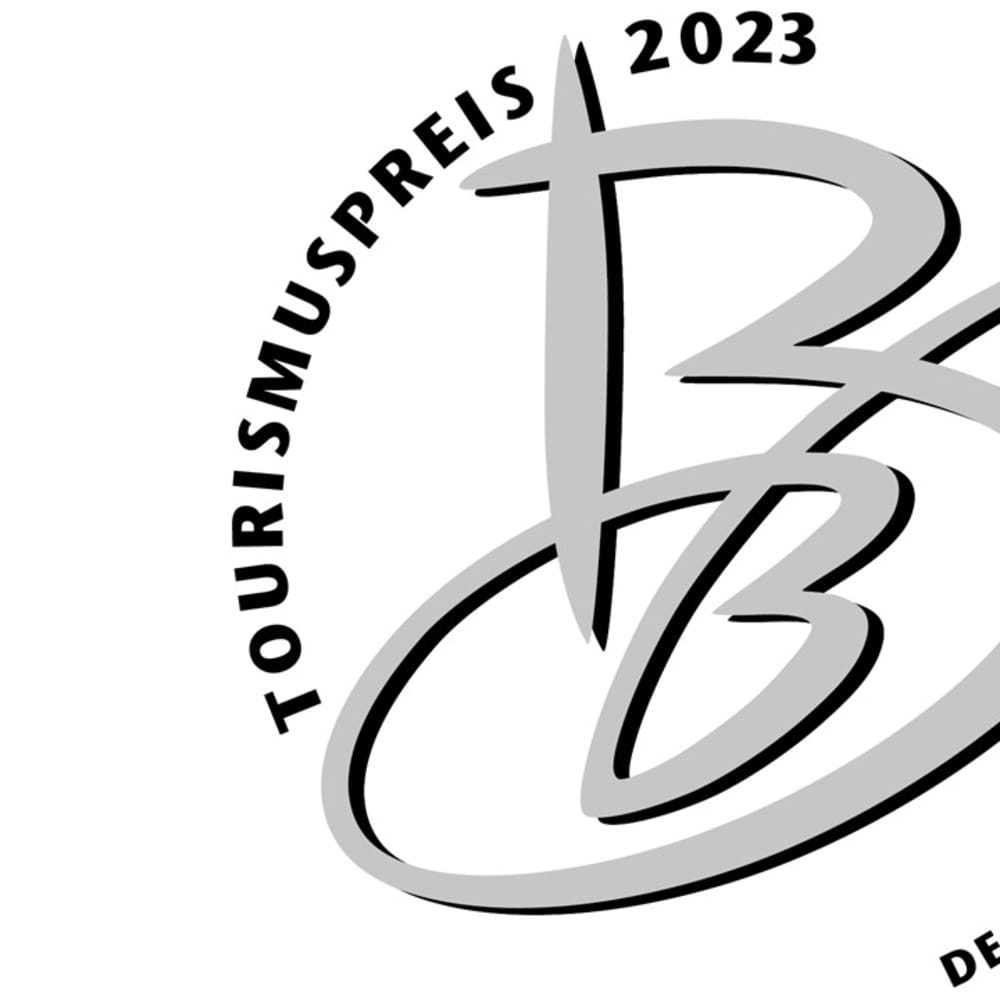 Wirtschaftsstaatssekretär Hendrik Fischer hat heute im Brandenburg-Saal der Staatskanzlei den Tourismuspreis des Landes Brandenburg 2023 verliehen. Der Fokus lag dieses Mal auf Marketing- und Kommunikation. presse.reiseland-brandenburg.de/pressreleases/…