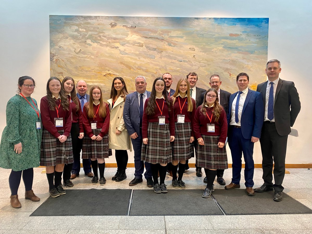 Daltaí scoile ón @AnSruthSJS, Co Thír Eoghain; <a href="/GCLuimnigh/">GCLuimnigh</a>, Co Luimnigh; <a href="/nuachtGCM/">NuachtGCM</a>, Co Chill Mhantáin; agus <a href="/COiriall/">Coláiste Oiriall</a>, Co Muineacháin a tháinig os comhair Chomhchoiste na Gaeilge inné mar chuid de #seachtainnagaeilge 2023. #snag2023. #FéachTúFéin ar bit.ly/3yoMFI8