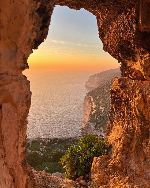 ¿Quién no ha soñado alguna vez con ver la puesta de sol desde un lugar tan privilegiado como este? ☀

Se trata de los acantilados de Dingli, un enclave perfecto para que los más aventureros contemplen el atardecer desde lo más alto.✨

¡Descubre la belleza del mundo en Malta! 🌍