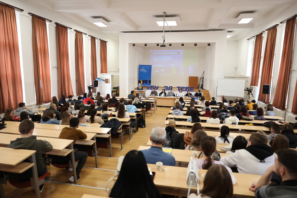 Prošle nedelje smo održali prvu javnu debatu u okviru Evropske škole debate na <a href="/filfakni/">Филозофски факултет</a> . 🗣
Pročitajte više detalja na linku ispod a sutra se družimo na javnoj debati u Vranju.
europa.rs/javna-debata-u…