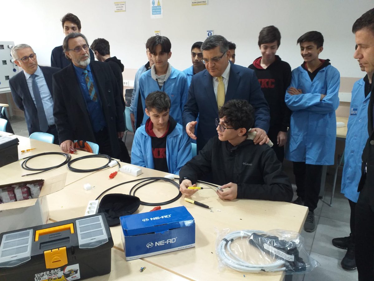 mustafaozarslnn's tweet photo. 📍Mehmet Kemal  Coşkunöz Meskeki ve Teknik Anadolu Lisesi

#Deprem bölgesindeki çadırlarda/konteynerlarda  kullanılmak amaçlı #üçlüpriz üreten  gençlerimize  teşekkür ettik.

Sağ olunuz, Var olunuz  gençler...
Akıl ve alın terlerinizle  yaralarımızı birlikte saracağız. https://t.co/iZO33OVhOe
