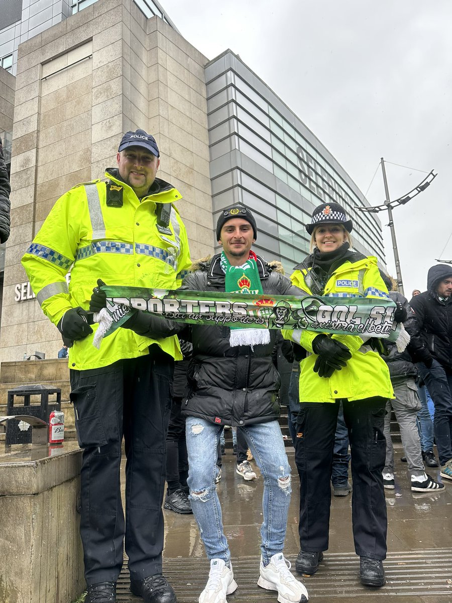 Acabo de perder esta bufanda en Manchester. Alto valor sentimental. Último regalo de mi bisabuela. <a href="/TinteroVB/">ᴛɪɴᴛᴇʀᴏ ᴠᴇʀᴅɪʙʟᴀɴᴄᴏ</a>