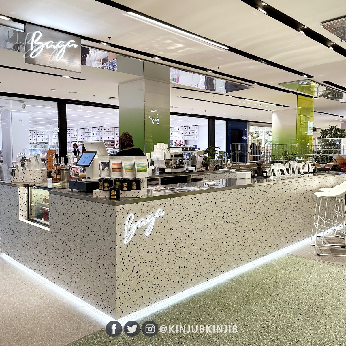 kinjubkinjib's tweet photo. ✨คอกาแฟไม่ควรพลาด Cafe Baga ร้านกาแฟ Specialty เปิดใหม่ใน Central World เป็นร้านเคาน์เตอร์บาร์แบบเปิด มีเมล็ดกาแฟให้เลือกเยอะมาก เราวาร์ปไปนั่งแว่บเดียว ลองเป็น dirty กับ black orange กาแฟดีย์ชอบมาก นานๆจะมีร้านกาแฟ Specialty แบบนี้มาเปิดในห้าง แนะนำๆ
@aroii #รีวิวคาเฟ่ https://t.co/IG4TefzlB6